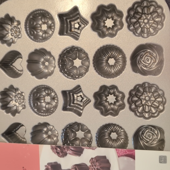 Nordic Ware Bundt Teacake & Candies Pan 30 Mini Shapes Cast Aluminum - Picture 4 of 4